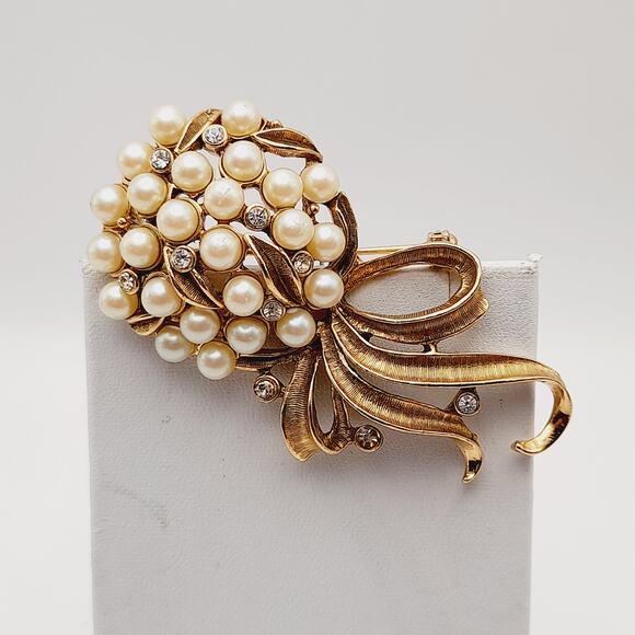 Vintage Floral Bouquet Faux Pearls Clear Rhinestones Gold Tone Brooch - Picture 4 of 7